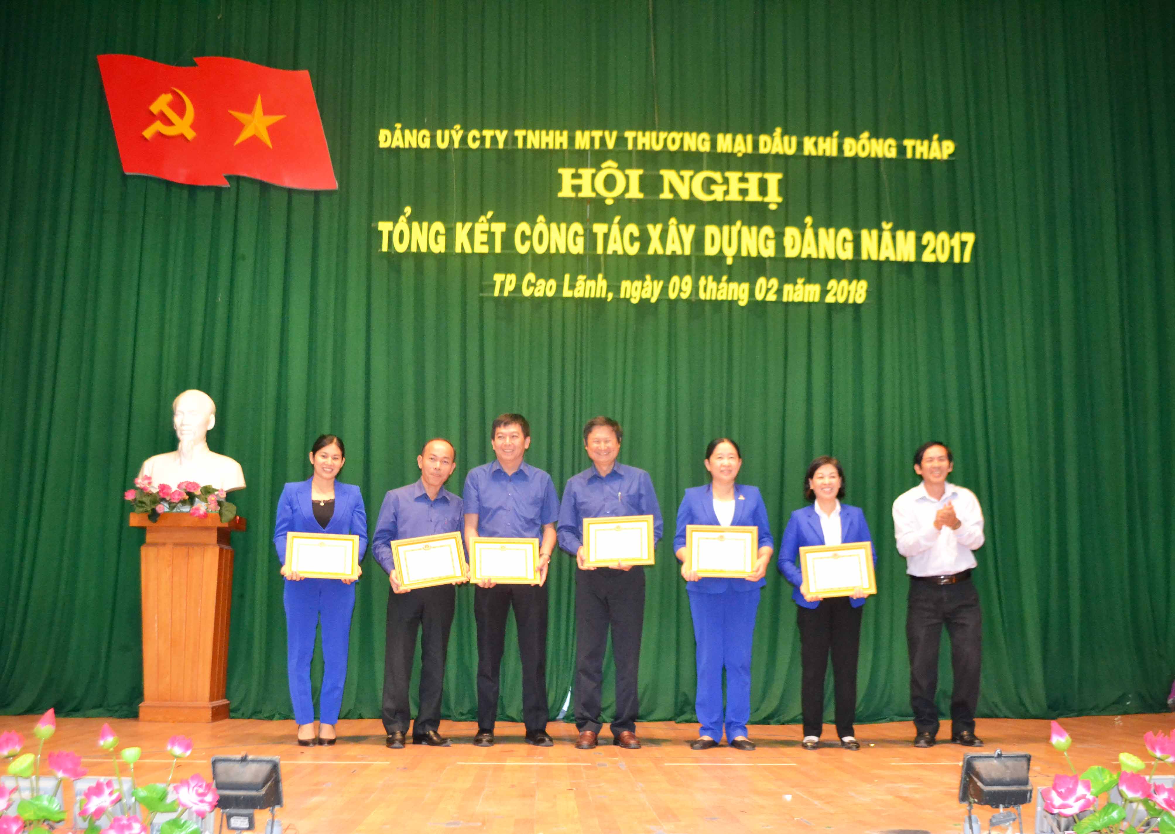 Đảng ủy công ty petimex tổ chức hội nghị học tập, quán triệt nghị quyết trung ương 6 khóa xii và tổng kết công tác xây dựng đảng năm 2017. (12/02/2018)