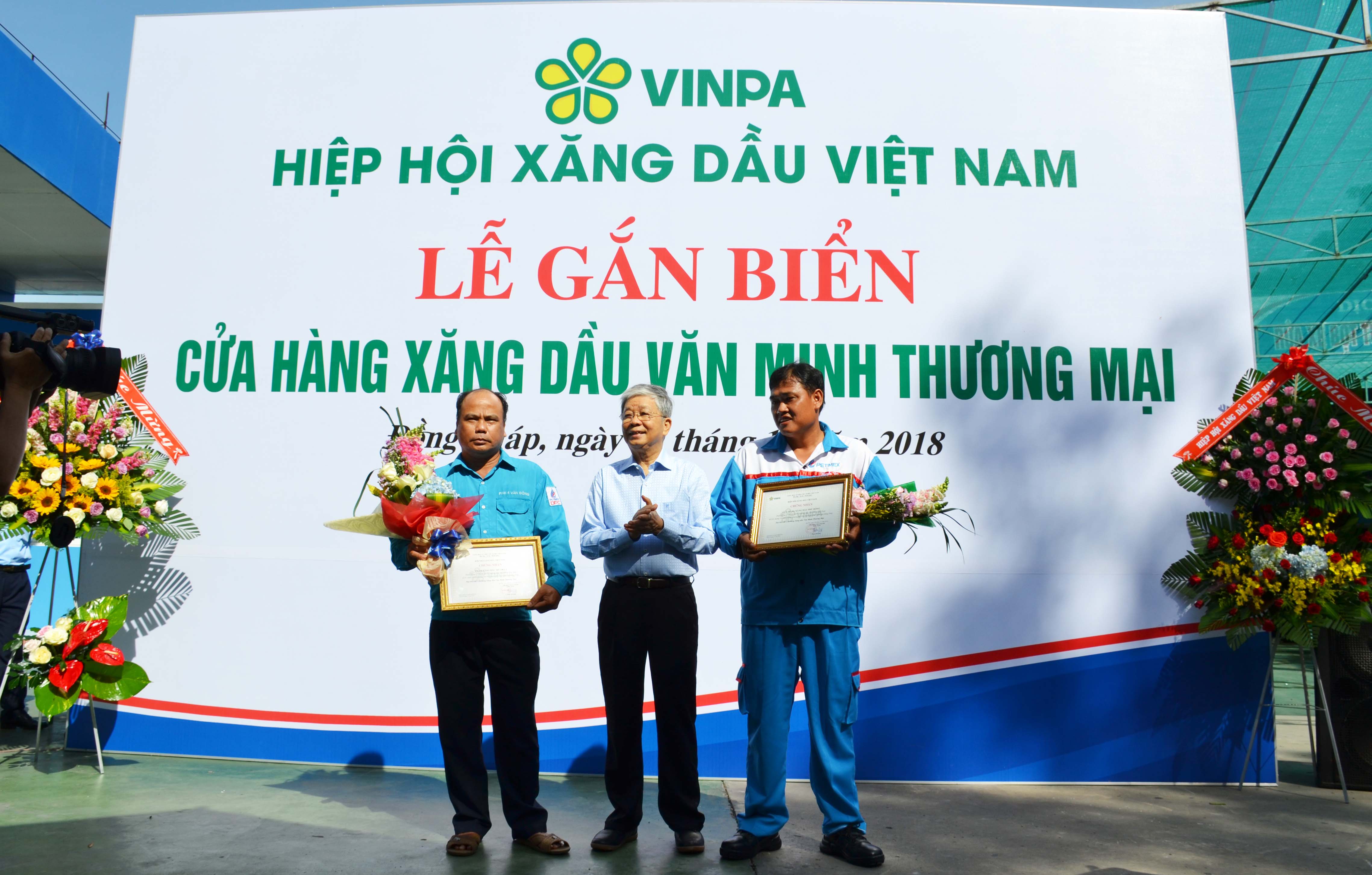 Petimex tổ chức lễ gắn biển “cửa hàng xăng dầu văn minh thương mại”. (09/11/2018)