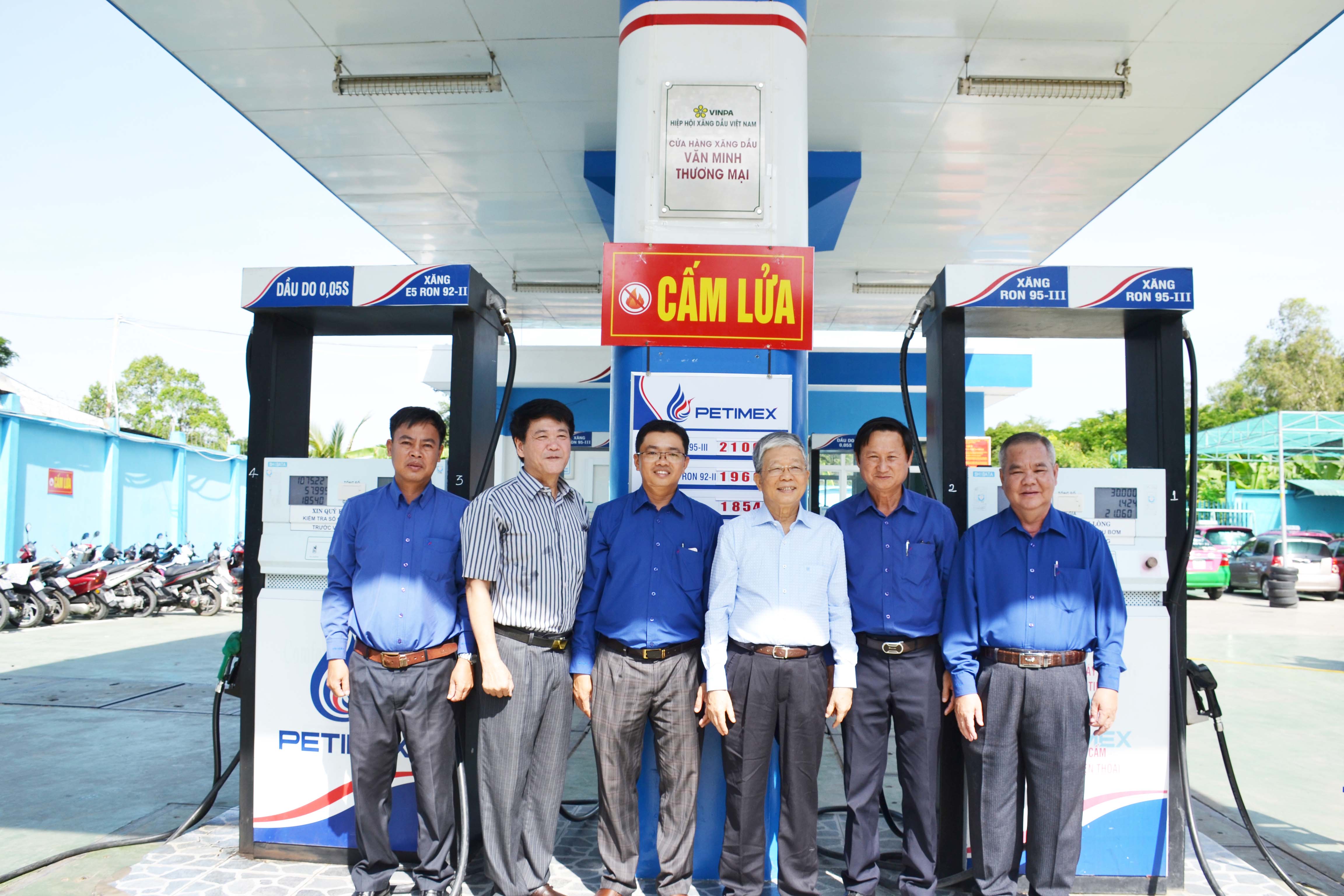Petimex tổ chức lễ gắn biển “cửa hàng xăng dầu văn minh thương mại”. (09/11/2018)