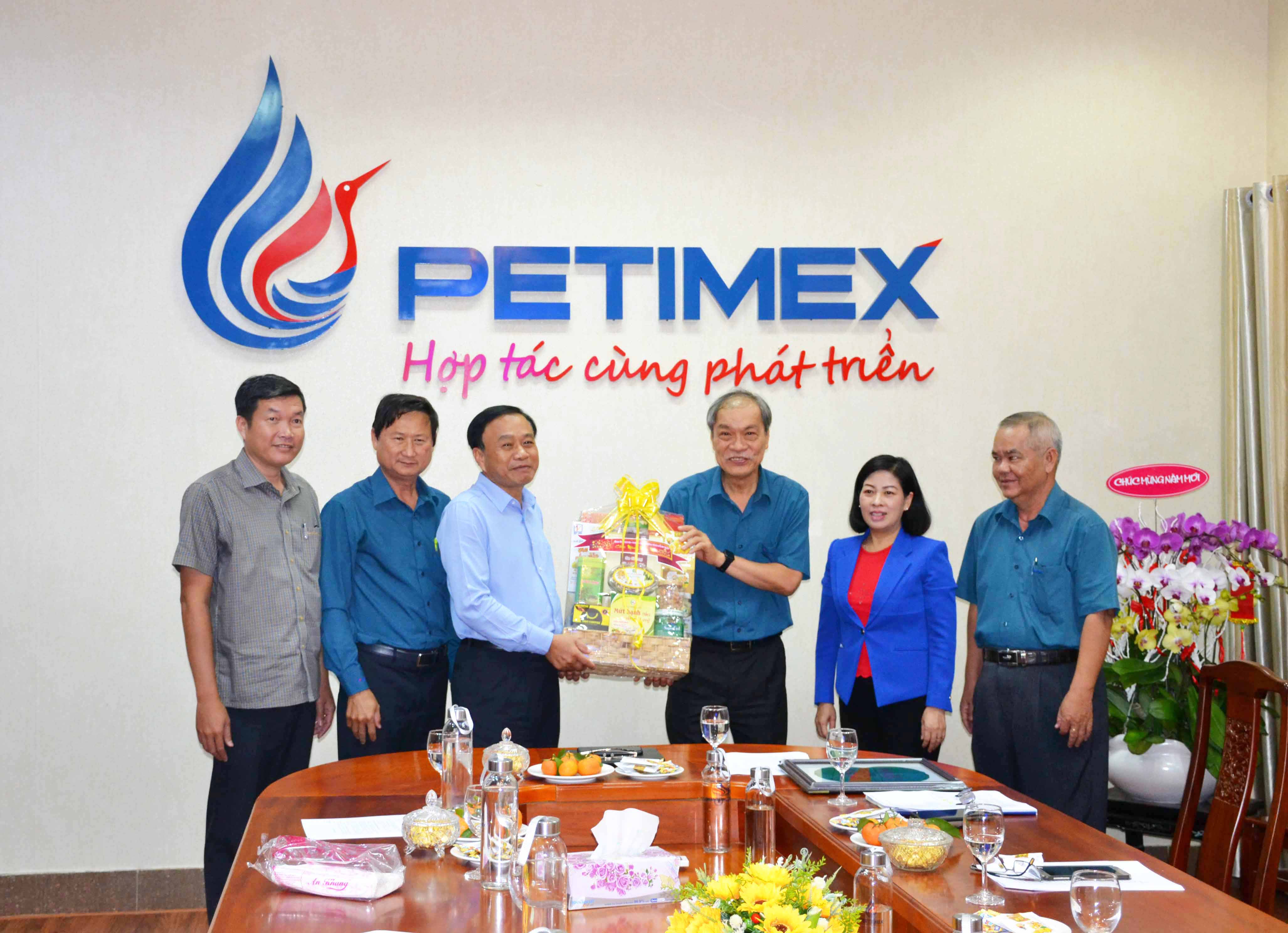 Lãnh đạo tỉnh đến thăm và chúc tết công ty petimex (10/01/2020)