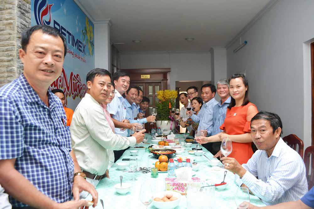 Lãnh đạo tỉnh đồng tháp đến thăm và chúc tết petimex nhân dịp xuân mậu tuất năm 2018 (16/02/2018) Lãnh đạo tỉnh đồng tháp đến thăm và chúc tết petimex nhân dịp xuân mậu tuất năm 2018 (16/02/2018)