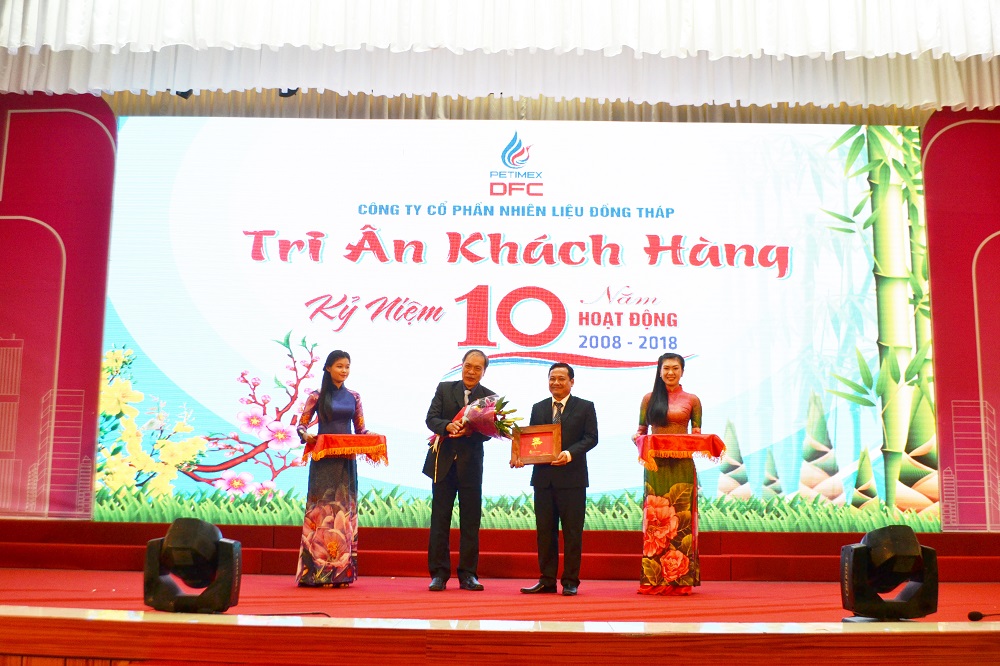 Lãnh đạo petimex chúc mừng kỷ niệm 10 năm thành lập công ty cổ phần nhiên liệu đồng tháp (19/01/2018) Lãnh đạo petimex chúc mừng kỷ niệm 10 năm thành lập công ty cổ phần nhiên liệu đồng tháp (19/01/2018)