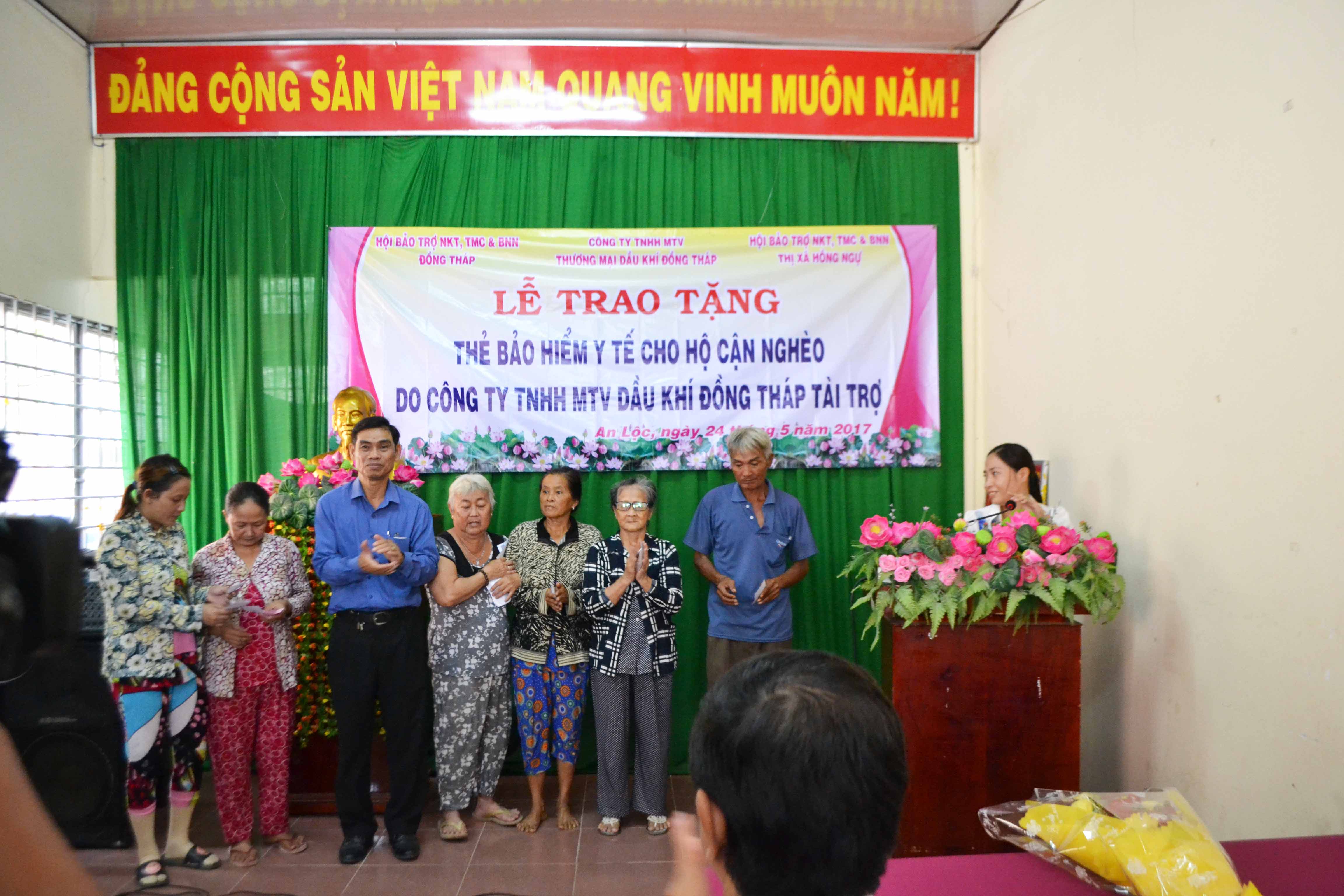 Petimex cùng hội bảo trợ người khuyết tật, trẻ mồ coi và bệnh nhân nghèo tỉnh đồng tháp trao thẻ bhyt cho hộ cận nghèo tại phường an lộc thị xã hồng ngự

 (25/05/2017)