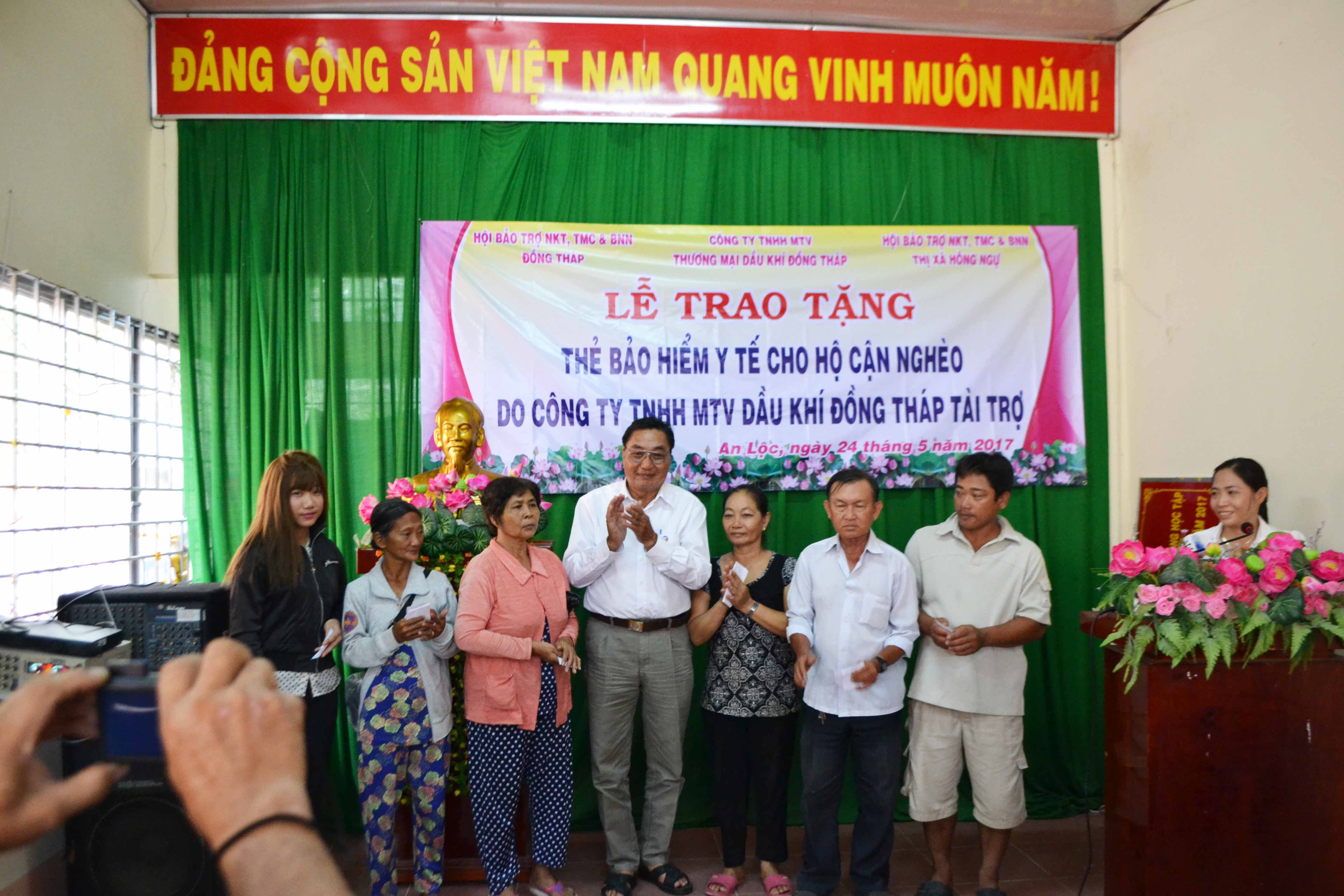 Petimex cùng hội bảo trợ người khuyết tật, trẻ mồ coi và bệnh nhân nghèo tỉnh đồng tháp trao thẻ bhyt cho hộ cận nghèo tại phường an lộc thị xã hồng ngự

 (25/05/2017)