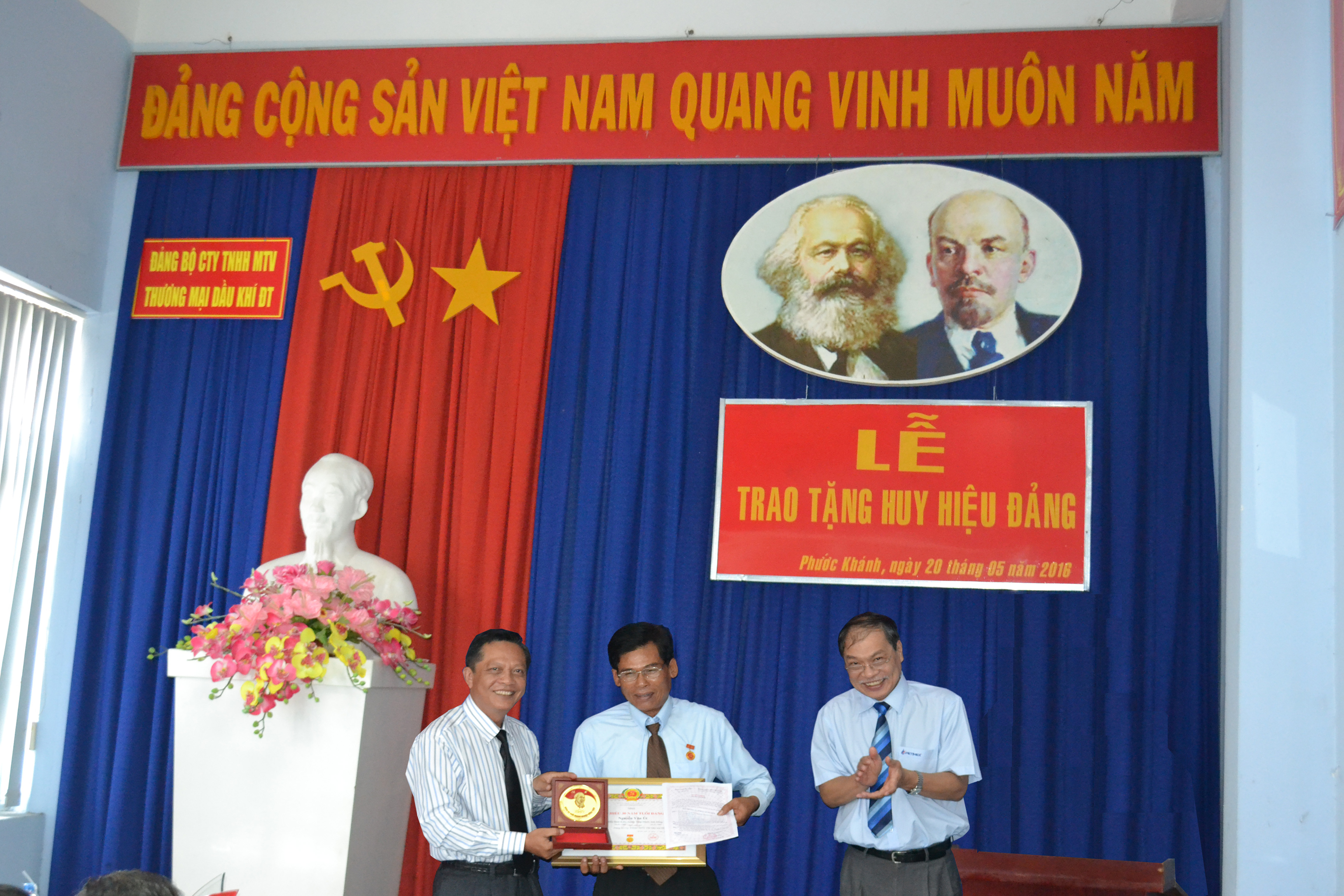 Lễ trao huy hiệu 30 năm tuổi đảng (24/05/2016)