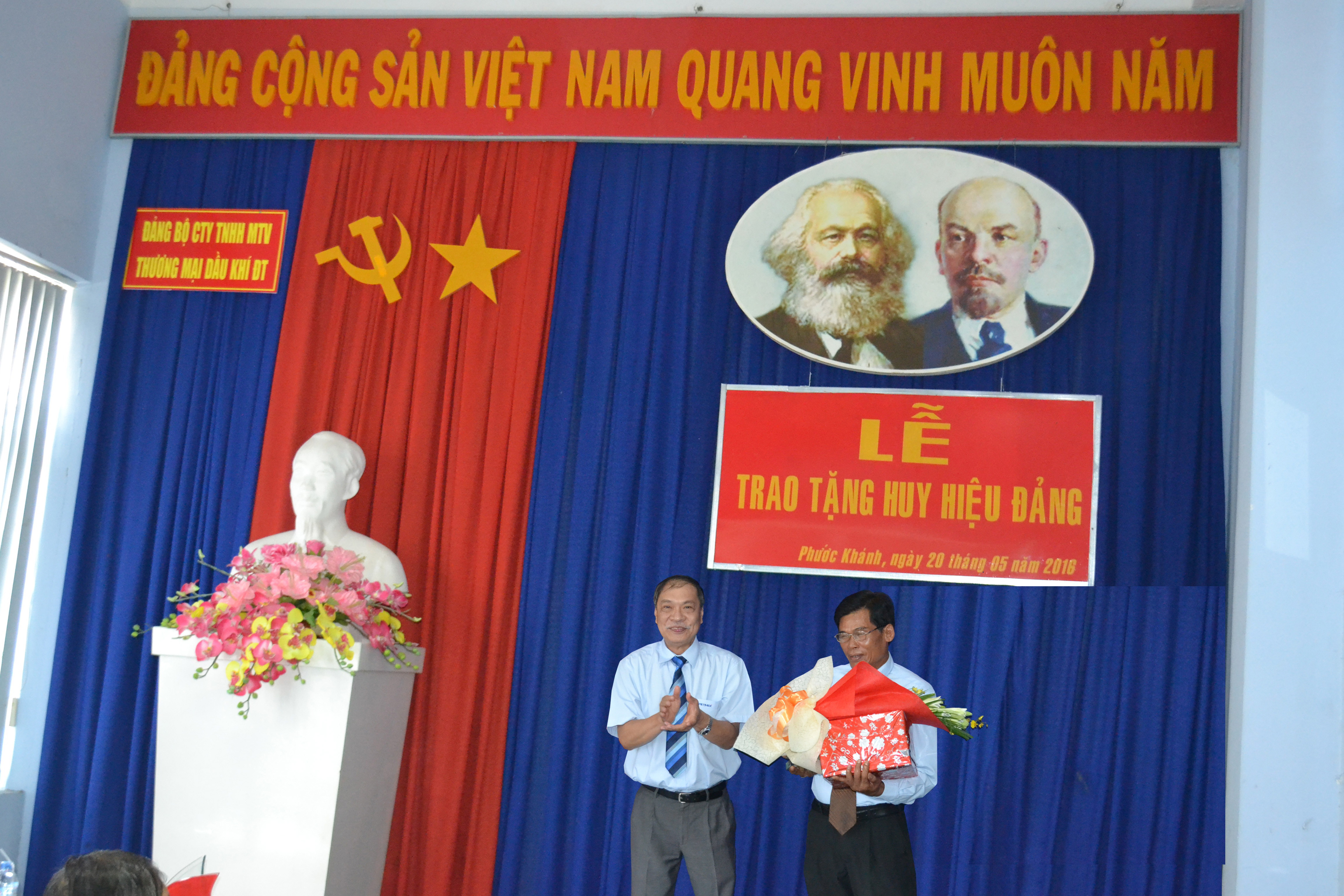 Lễ trao huy hiệu 30 năm tuổi đảng (24/05/2016)