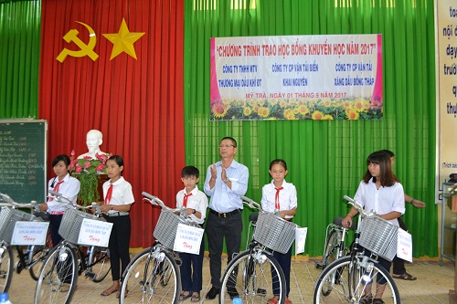 Petimex trao học bổng cho học sinh nghèo các xã an bình huyện cao lãnh, hòa an, mỹ trà tp cao lãnh đầu năm học 2017-2018 (05/09/2017)