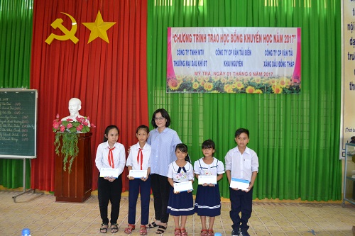 Petimex trao học bổng cho học sinh nghèo các xã an bình huyện cao lãnh, hòa an, mỹ trà tp cao lãnh đầu năm học 2017-2018 (05/09/2017)