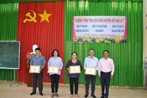 Petimex trao học bổng cho học sinh nghèo các xã an bình huyện cao lãnh, hòa an, mỹ trà tp cao lãnh đầu năm học 2017-2018 (05/09/2017)